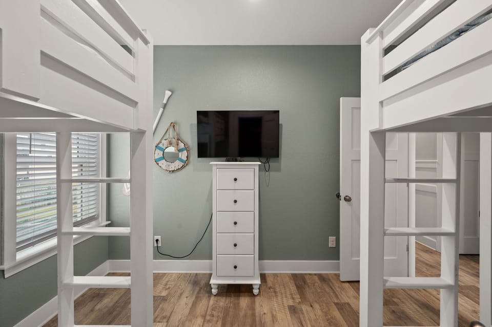 NH387C: Oak Island Cottage | Bedroom 4- Bunk Sets