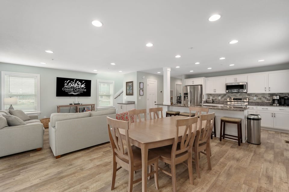 NH387D: Cape Lookout Cottage | ML Dining Area-Seating for 6, Deck Access