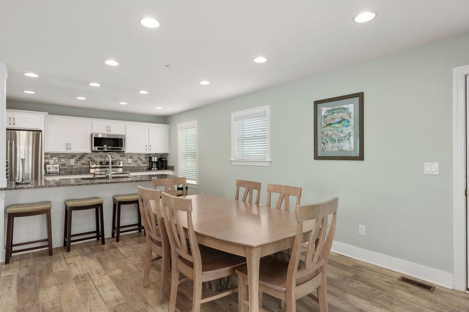 NH387D: Cape Lookout Cottage | ML Dining Area-Seating for 6, Deck Access