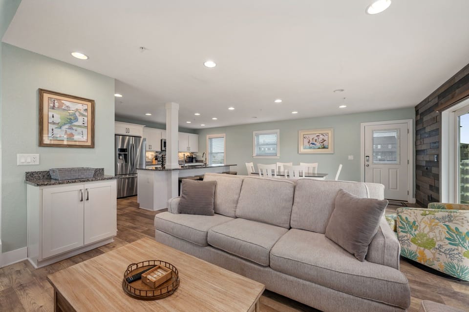 NH387F: Cape Hatteras Cottage |ML Living Area, Deck Access