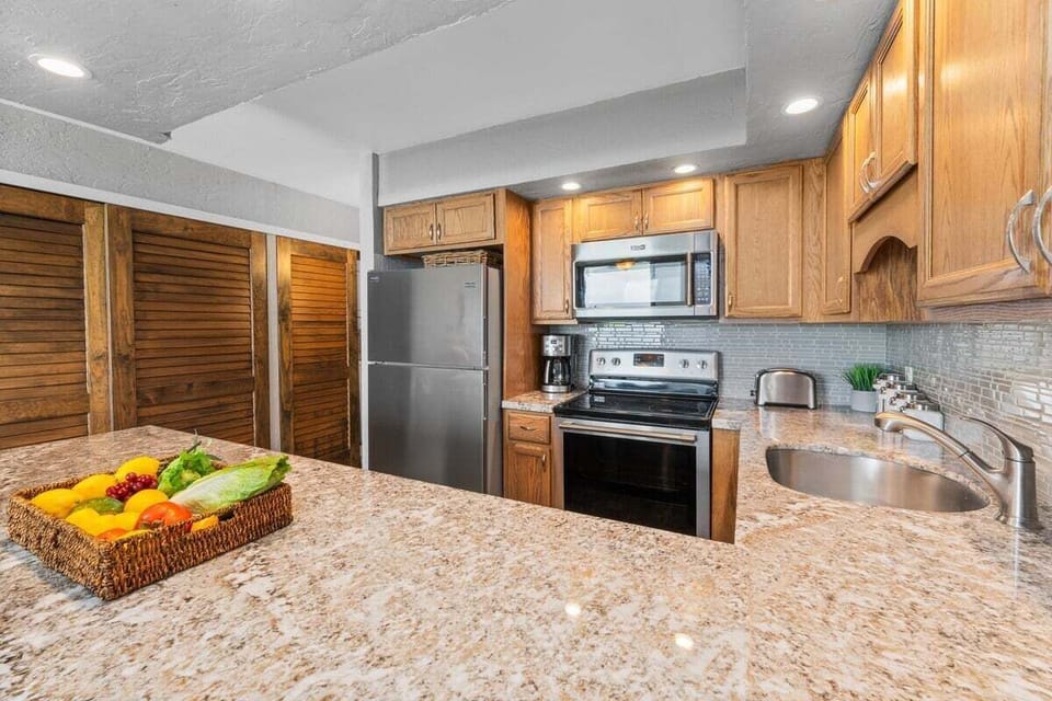 MIcrowave, coffee pot and toaster for easy convenience during your vacation