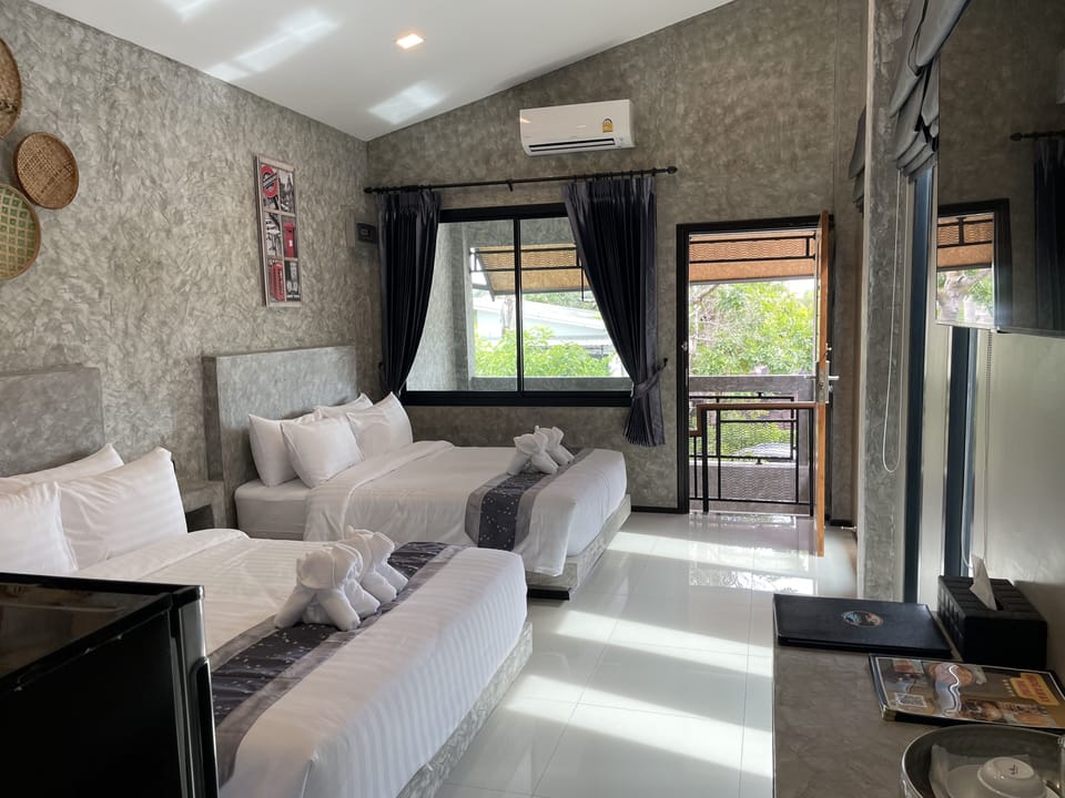 Club Quadruple Room | In-room safe, free WiFi, bed sheets