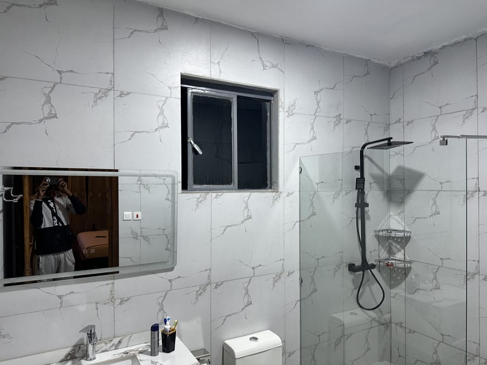 Executive Double Room | Bathroom | Shower, rainfall showerhead, slippers, towels