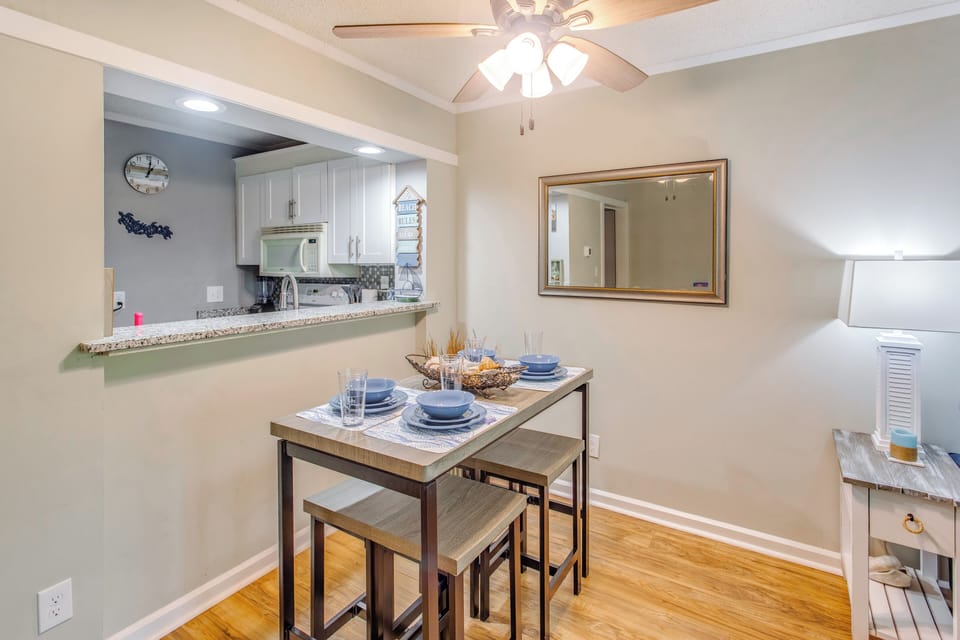Dining Area | Dishware/Flatware Provided