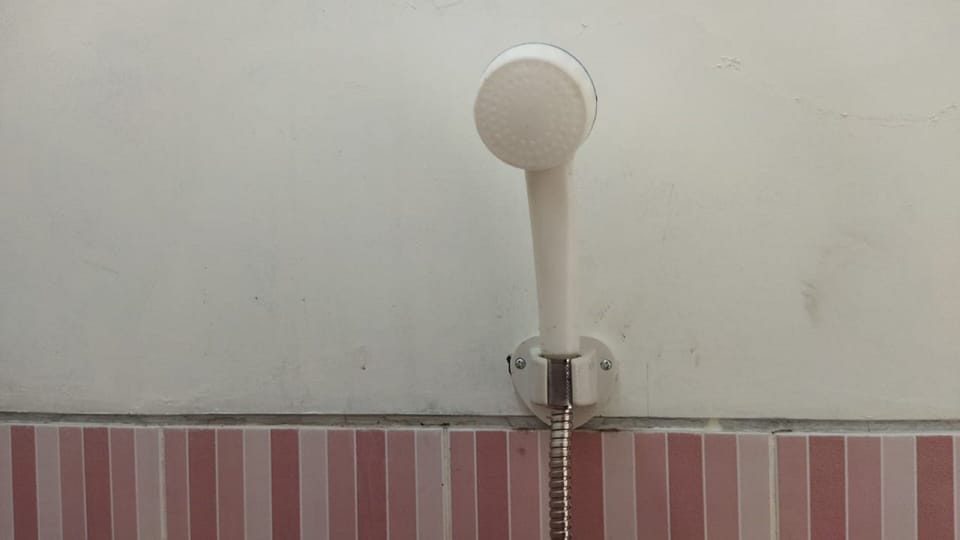 Standard Twin Room | Bathroom | Shower, rainfall showerhead, free toiletries, towels