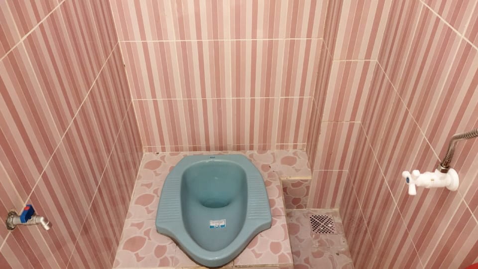 Standard Twin Room | Bathroom | Shower, rainfall showerhead, free toiletries, towels