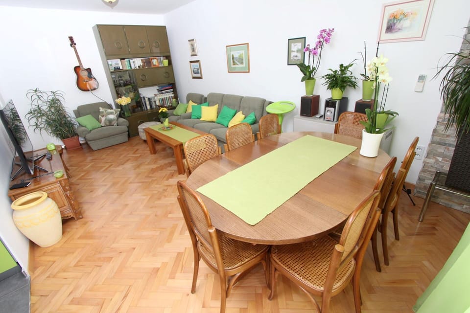 Apartment | Living area | 60-cm flat-screen TV with satellite channels