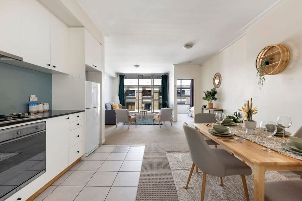 A spacious kitchen & dining area.