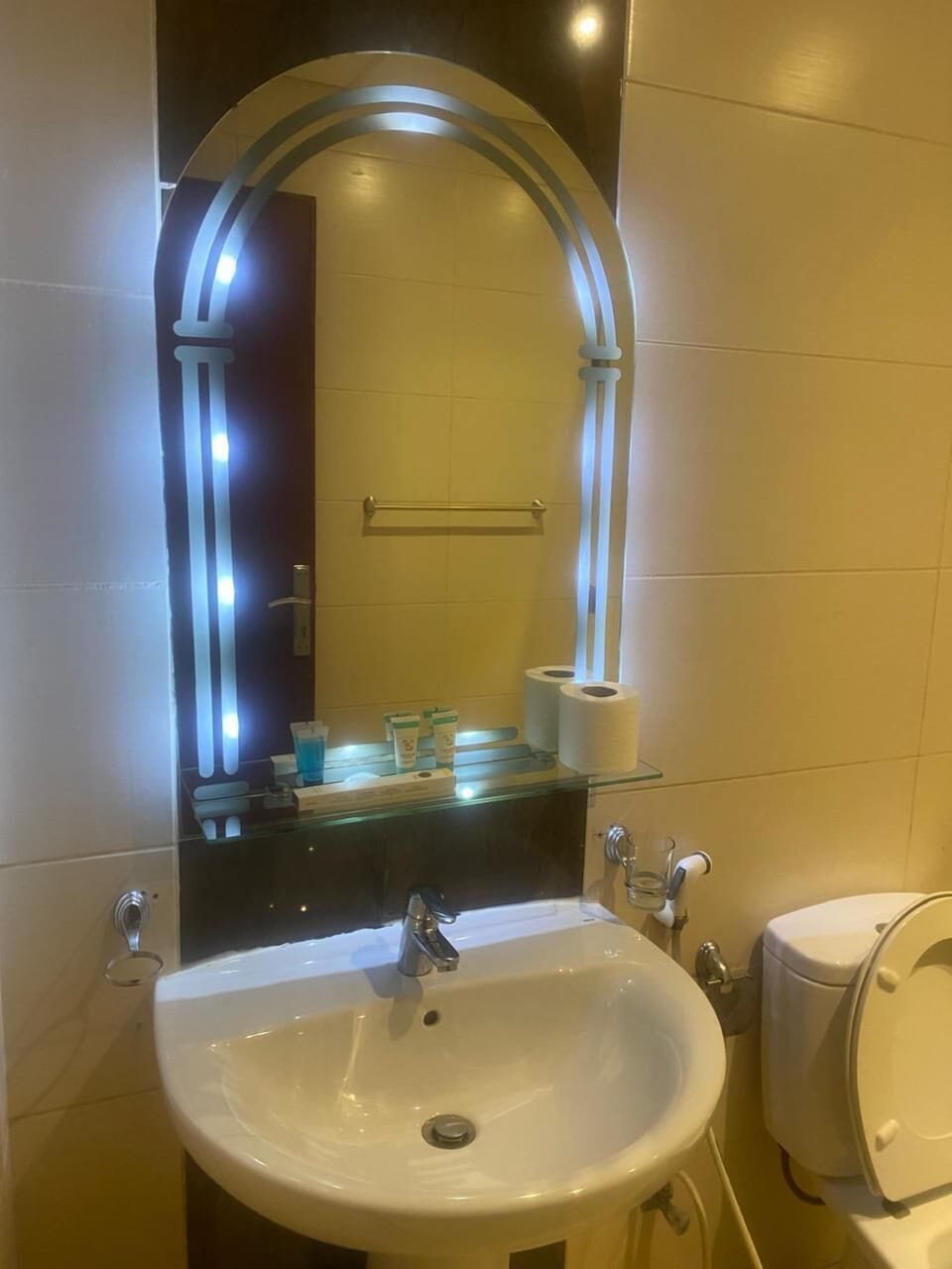 Deluxe Suite | Bathroom | Hair dryer, slippers, bidet