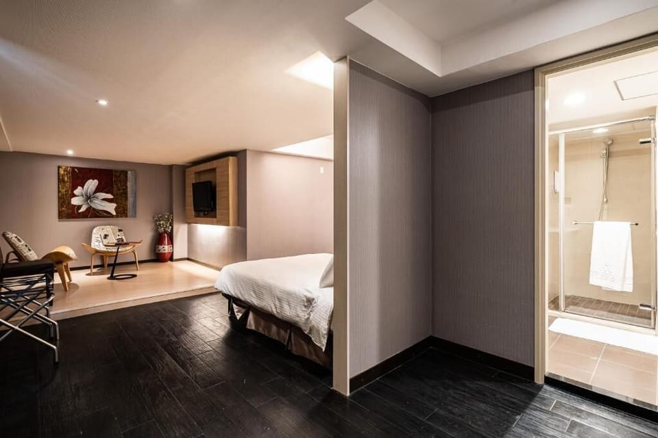 Deluxe Quadruple Room | Desk, free WiFi, bed sheets