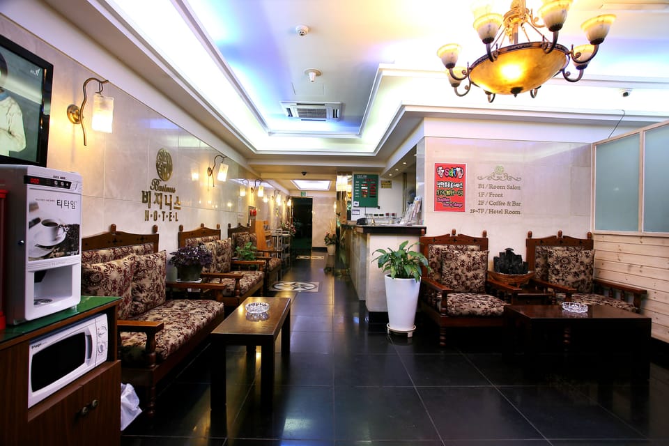 Lobby lounge