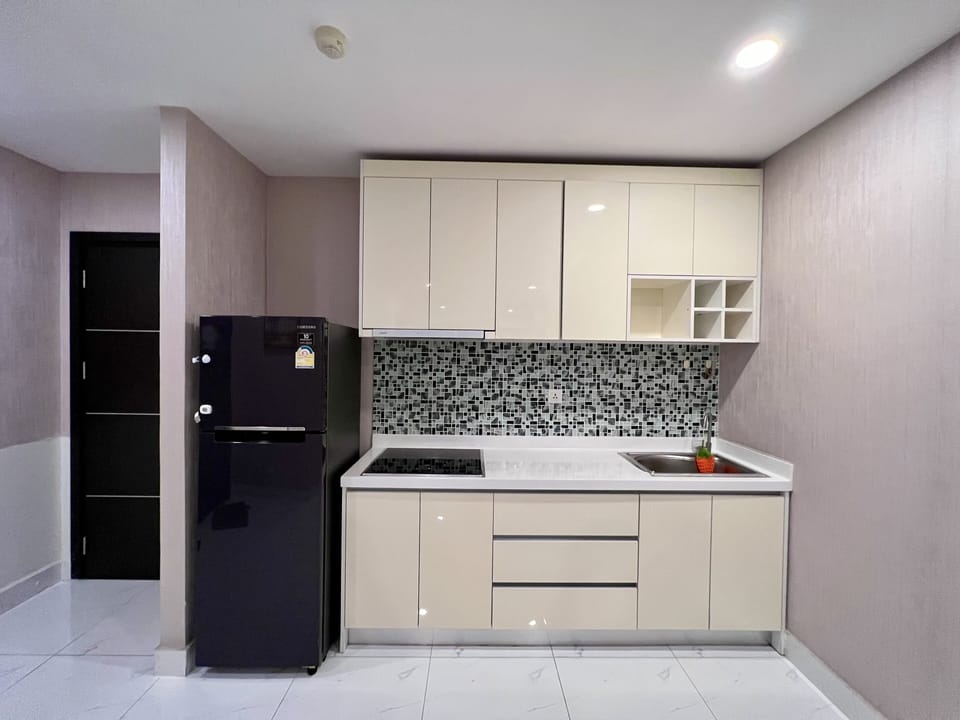 Premium Condo, 1 King Bed with Sofa bed, Kitchen, City View | Private kitchen | Dishwasher, cookware/dishes/utensils