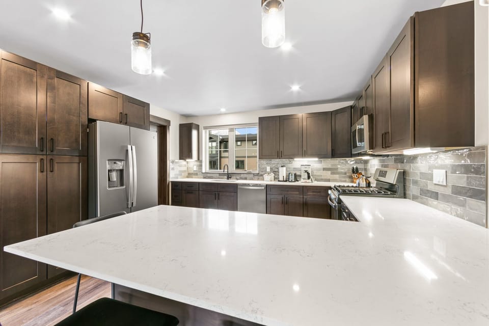 Breakfast bar and kitchen