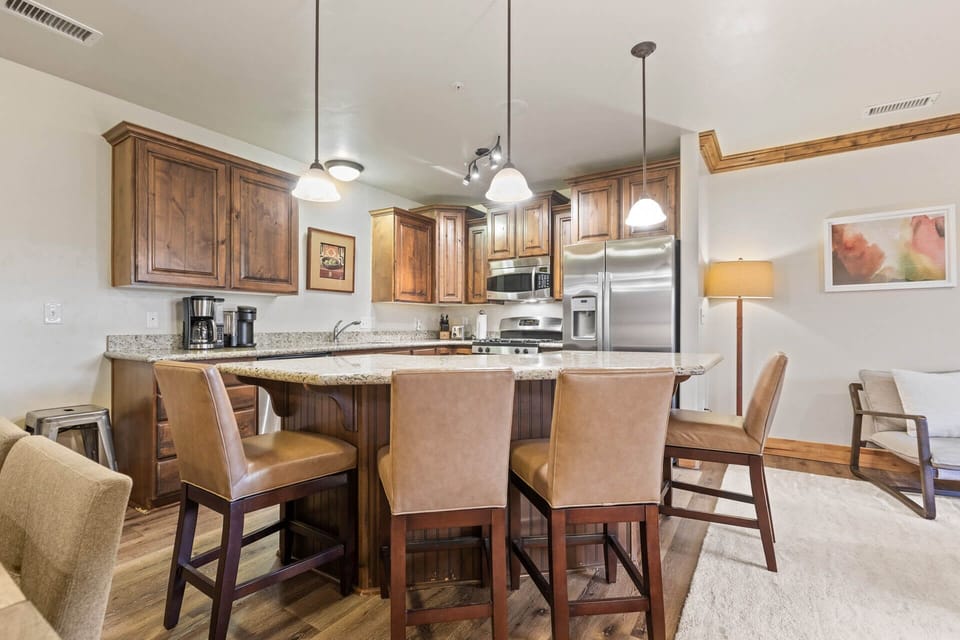 Bear Hollow Lodges 4102: Fully-equipped kitchen with stainless steel appliances and bar area
