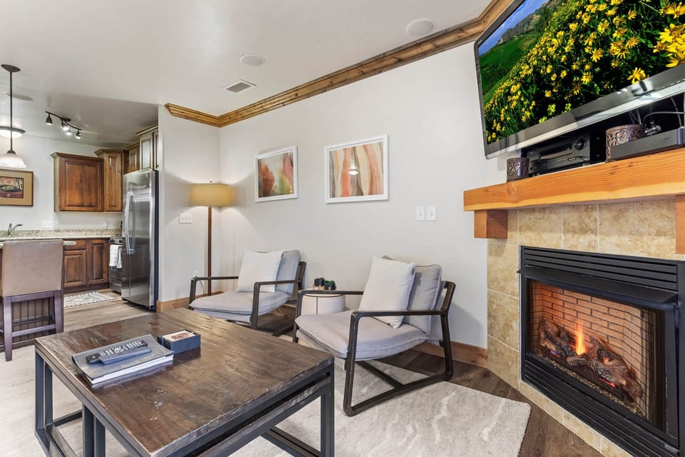 Bear Hollow Lodges 4102: Living room with gas fireplace and private balcony access