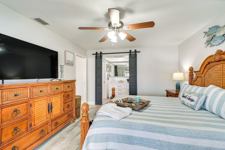 Hot Tub, Pool & Putting Green: Cape Coral Oasis! Cottage in Cape Coral