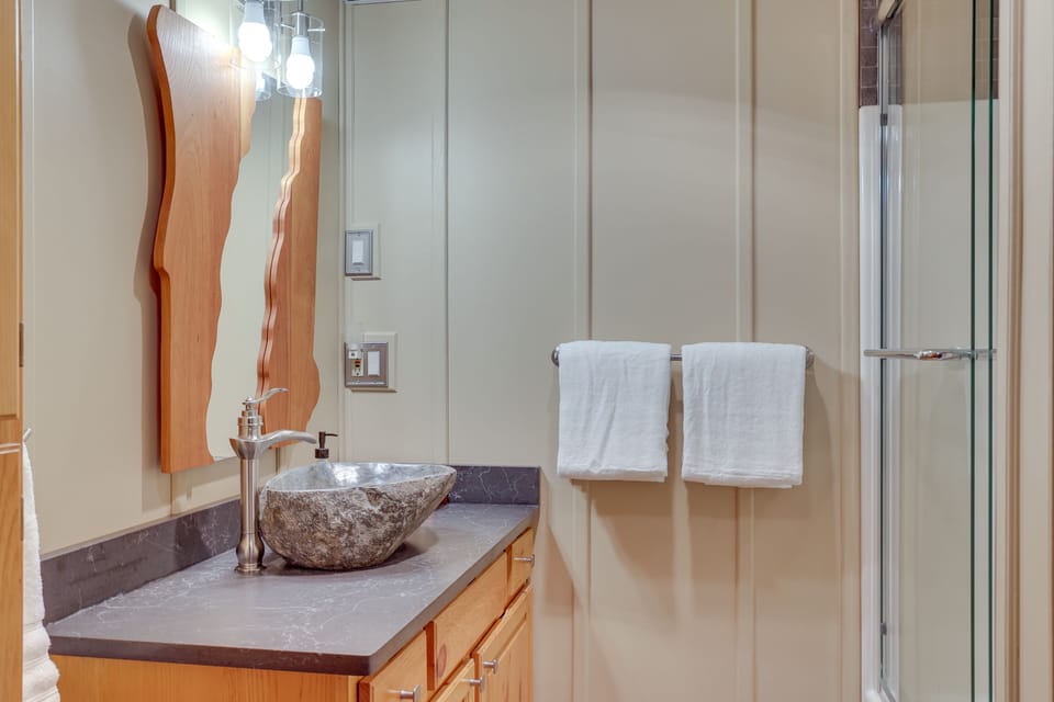 Ski-in/ski-out w/ Sauna in Jay Ski Peak Resort! Apartment in Jay