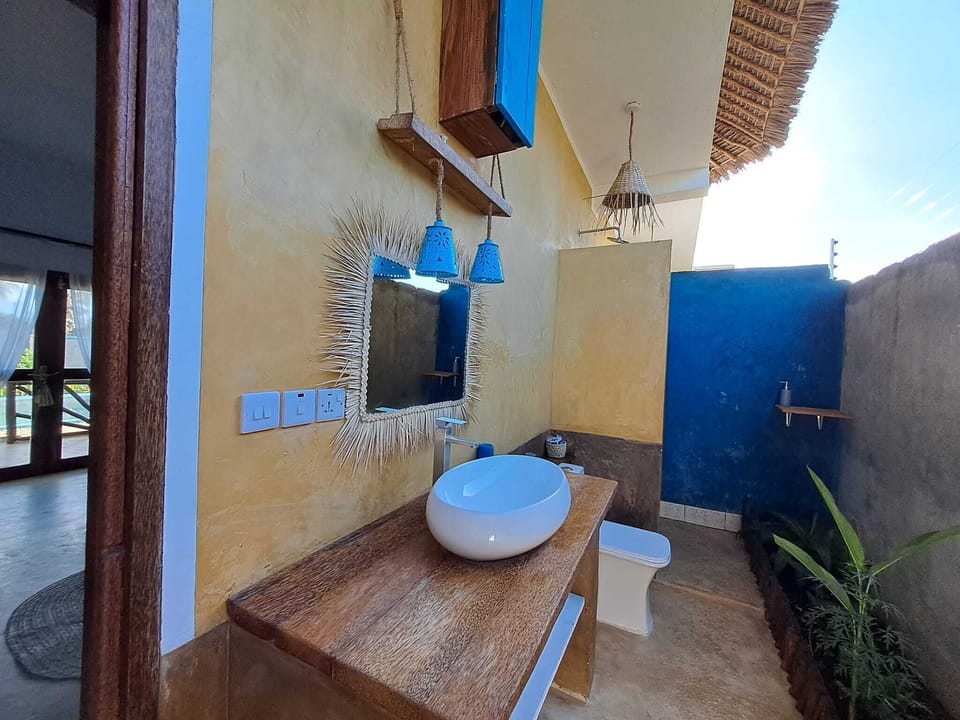 Shower, rainfall showerhead, free toiletries, bidet