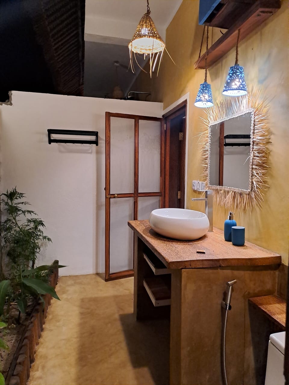 Deluxe Room | Bathroom | Shower, rainfall showerhead, free toiletries, bidet