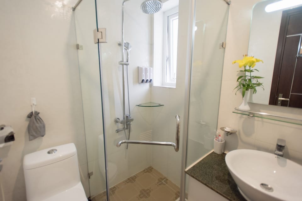 Deluxe Twin Room (Window) | Bathroom | Shower, free toiletries, hair dryer, bathrobes