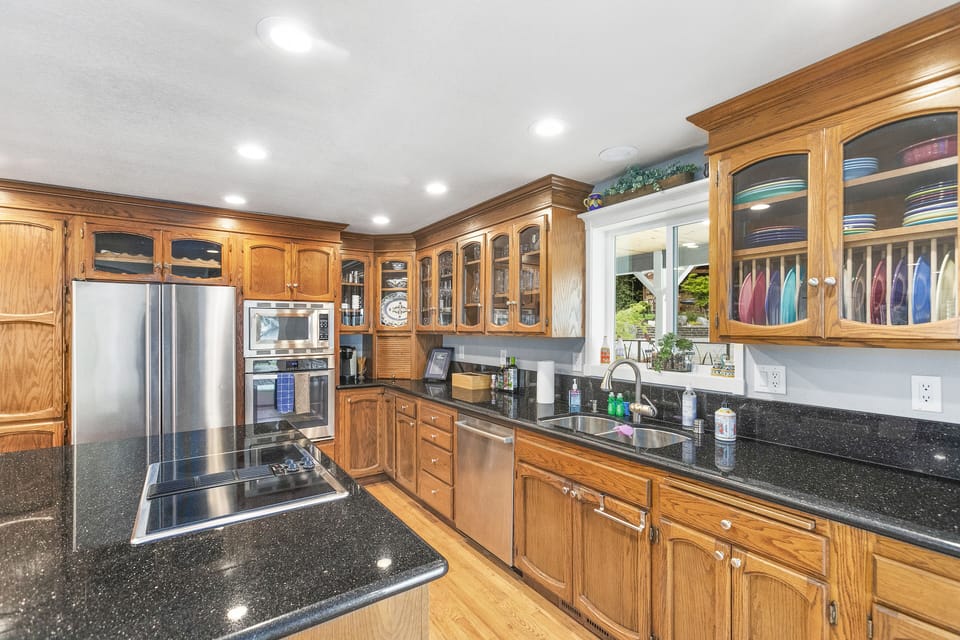 Deluxe House | Private kitchen | Fridge, microwave, oven, stovetop