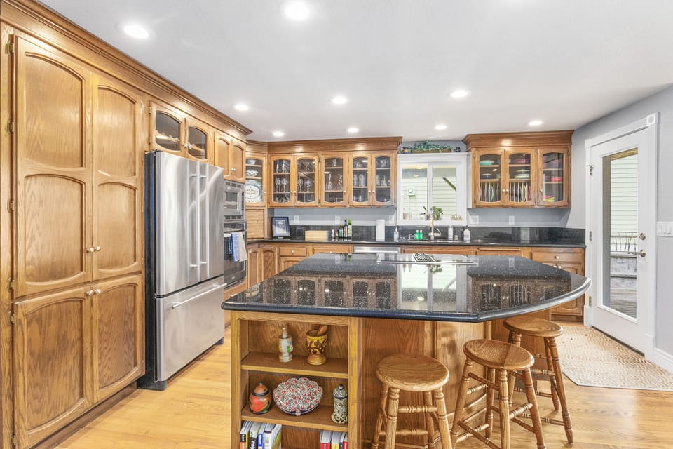 Deluxe House | Private kitchen | Fridge, microwave, oven, stovetop