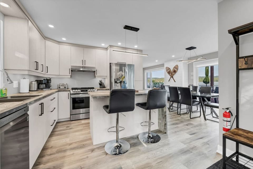 Fully equipped kitchen with two breakfast spots.