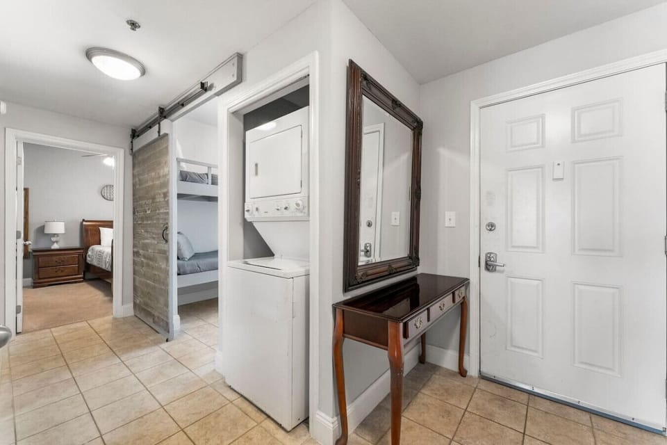 Entrance/Hallway with Washer and Dryer