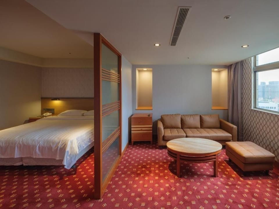 Luxury Studio Suite | Free WiFi, bed sheets
