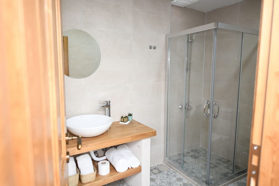 Double Room with Balcony | Bathroom | Shower, free toiletries, hair dryer, bathrobes