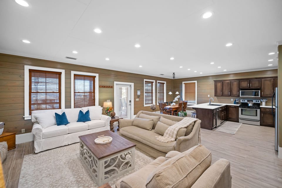 Family Room/ Kitchen / Dining/sleeper sofa