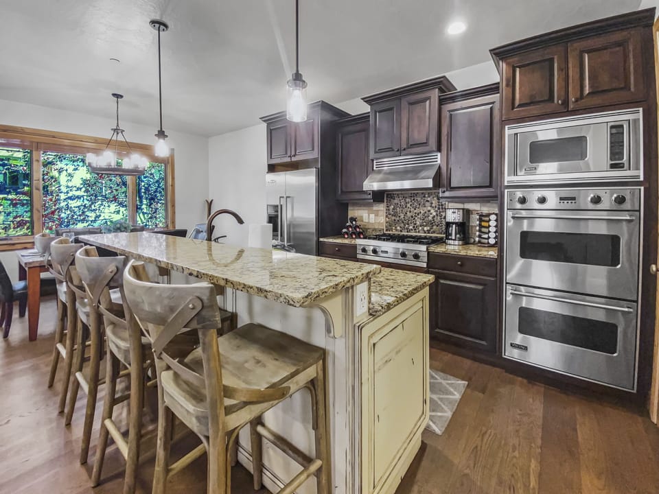 Condo, 4 Bedrooms | Private kitchen | Fridge, oven, coffee/tea maker, electric kettle