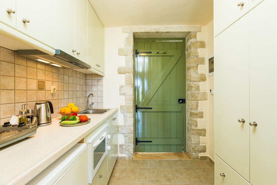 Studio (Cottage) | Private kitchen | Oven, stovetop, cookware/dishes/utensils