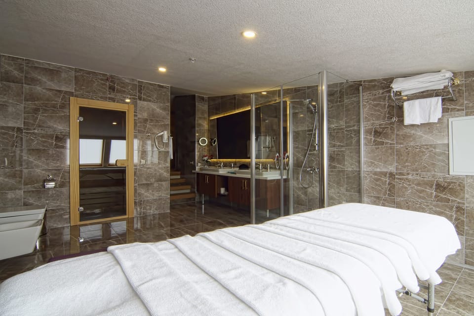 Deluxe Suite, 1 Bedroom, Mountain View | Bathroom amenities | Shower, hair dryer, towels