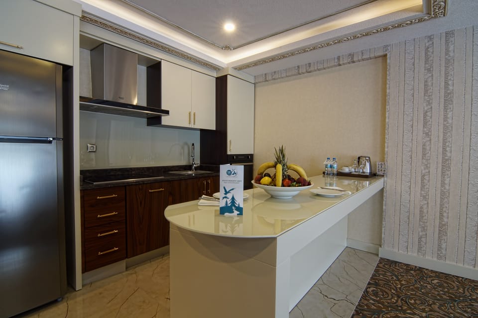 Deluxe Suite, 1 Bedroom, Mountain View | Private kitchen | Coffee/tea maker