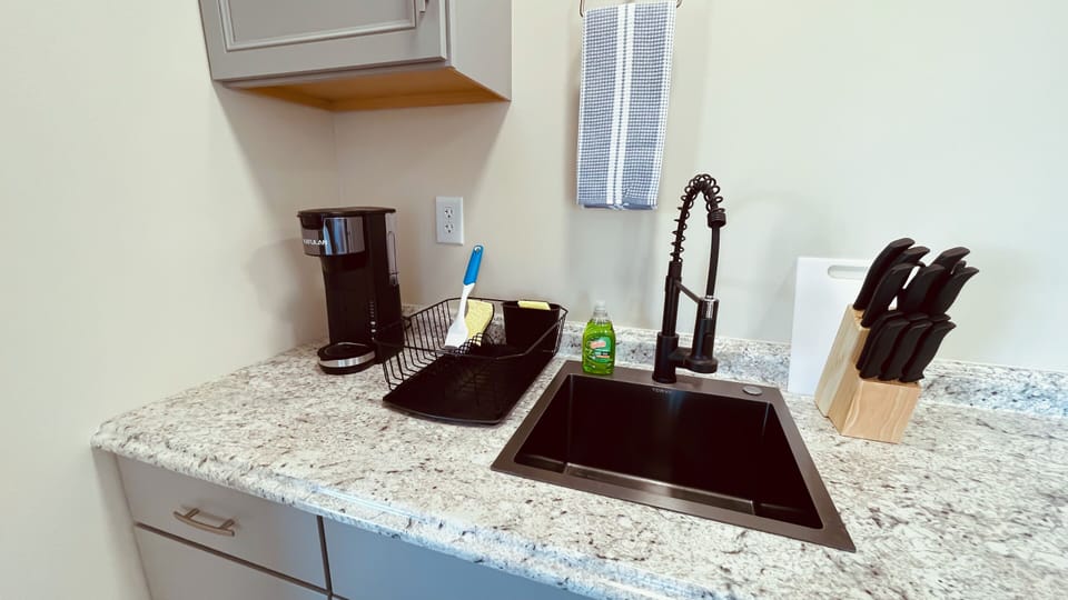 Comfort Studio Suite | Private kitchen | Mini-fridge, microwave, stovetop, toaster