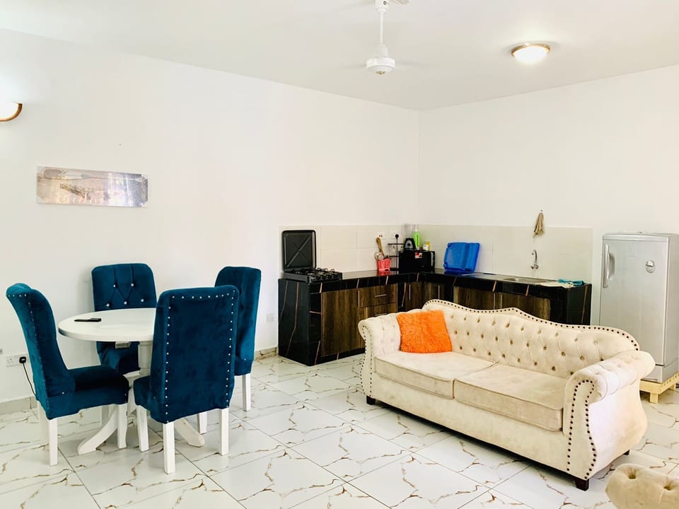 Business Apartment | Private kitchen | Fridge, microwave, cookware/dishes/utensils, dining tables