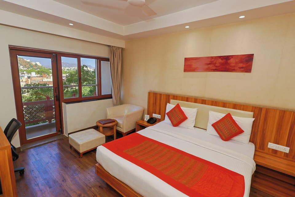 Golden Premium Room with balcony | Premium bedding, in-room safe, desk, blackout drapes