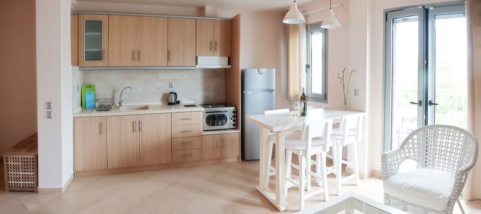 Deluxe Apartment | Private kitchen | Full-size fridge, oven, stovetop, coffee/tea maker