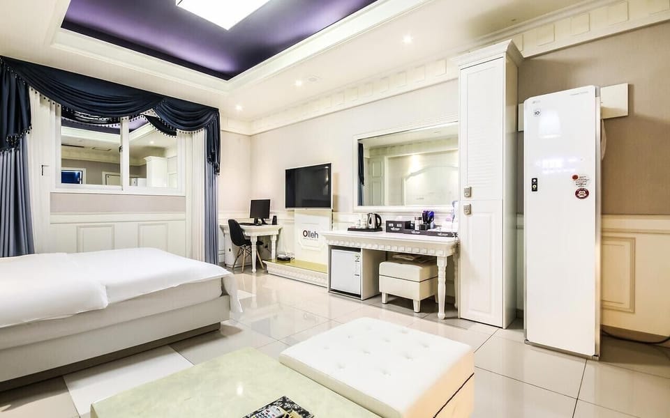 Standard Double Room | Individually decorated, desk, laptop workspace, soundproofing