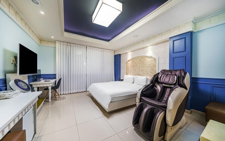 Deluxe Room | Individually decorated, desk, laptop workspace, soundproofing