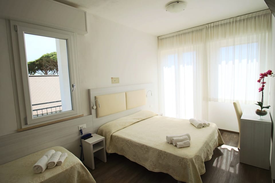 Comfort Triple Room | In-room safe, desk, WiFi (free), bed sheets