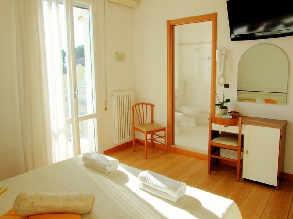 Classic Double or Twin Room | Minibar, in-room safe, desk, cribs/infant beds