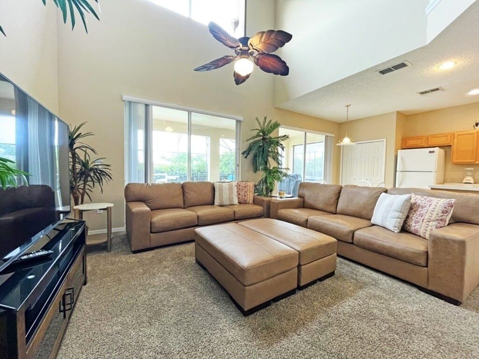 House, 6 Bedrooms | Living area