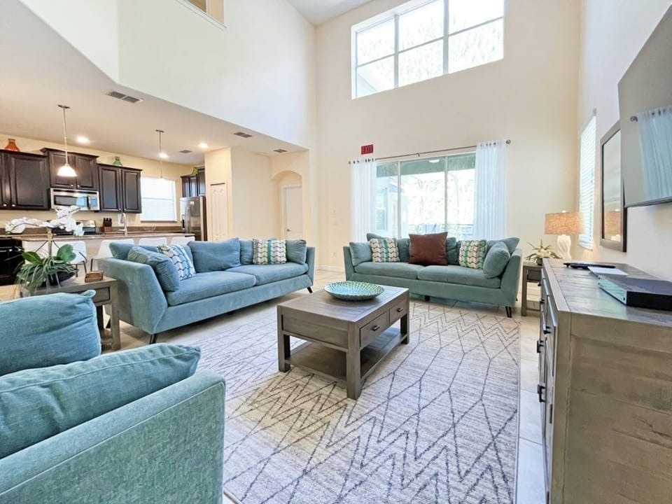 House, 5 Bedrooms | Living area