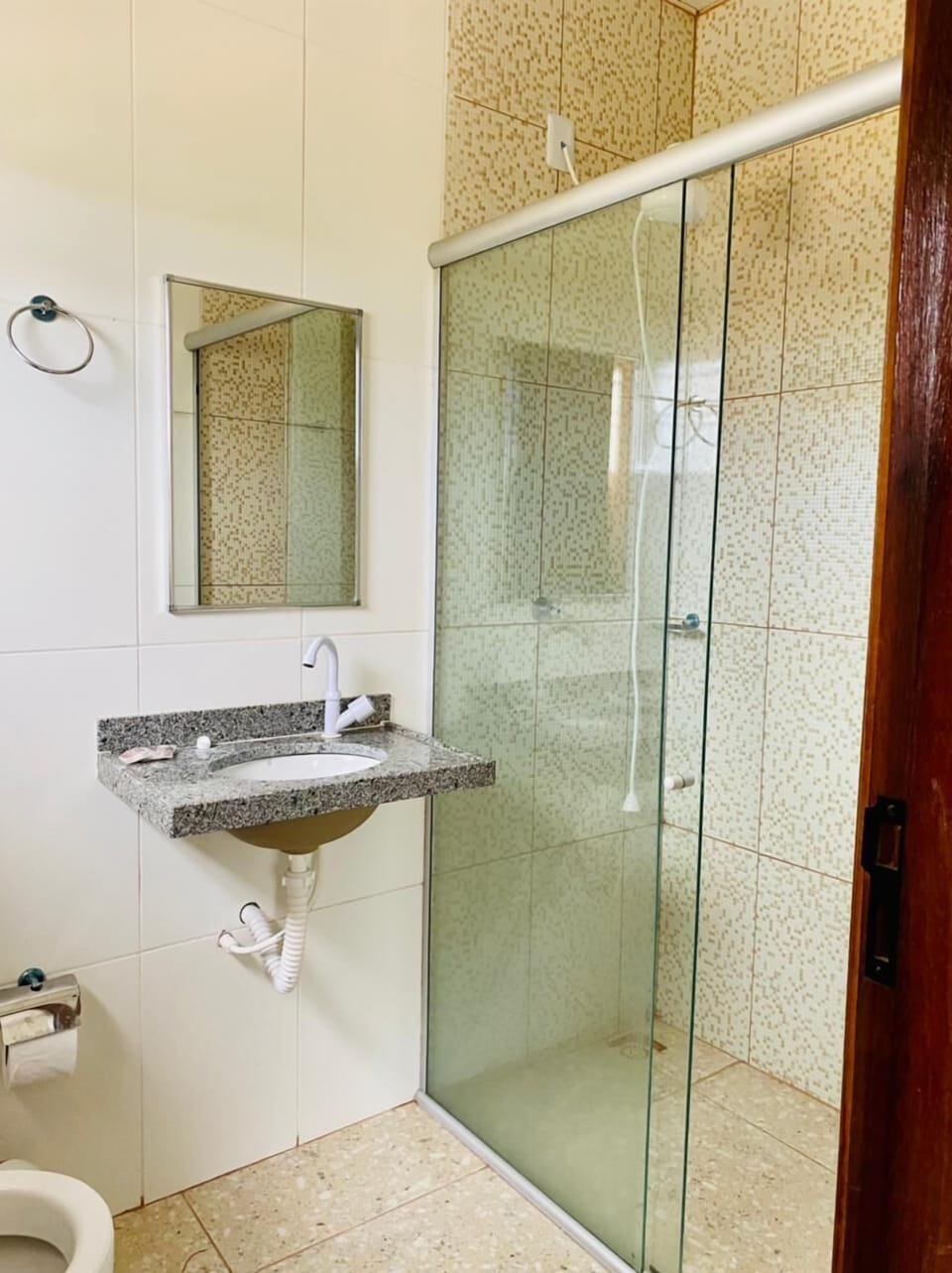 Economy Quadruple Room | Bathroom | Towels