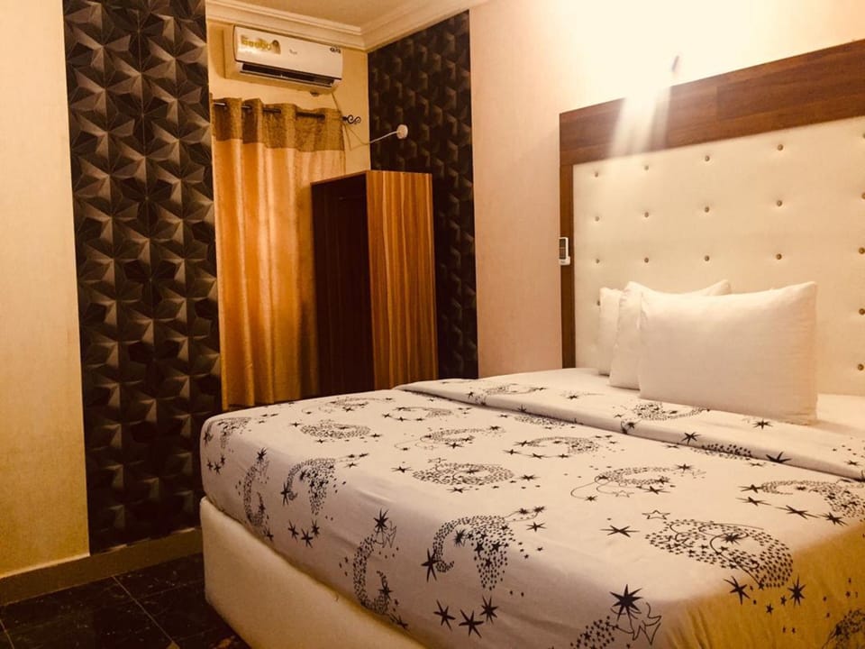 Executive Room | Desk, laptop workspace, bed sheets, wheelchair access