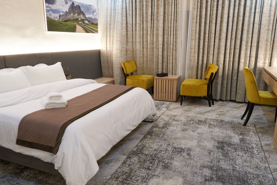 In-room safe, desk, free WiFi
