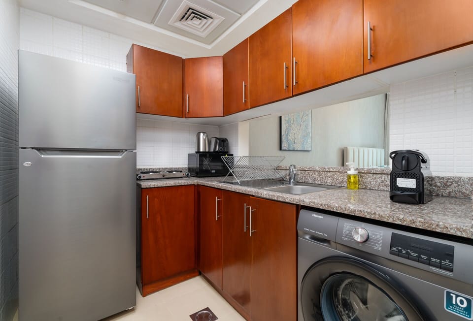 Deluxe Studio | Private kitchen | Fridge, microwave, stovetop, coffee/tea maker