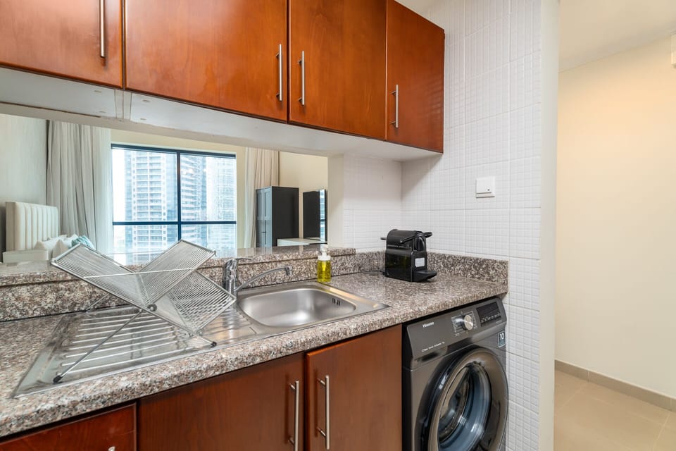 Deluxe Studio | Private kitchen | Fridge, microwave, stovetop, coffee/tea maker